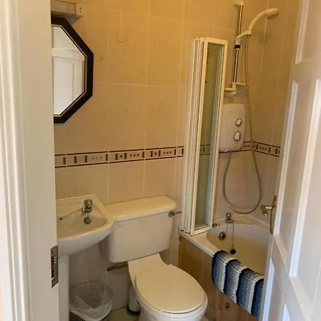 Σπίτι διακοπών Remarkable 4 Bed House In Town *