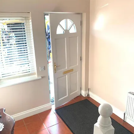Σπίτι διακοπών Remarkable 4 Bed House In Town